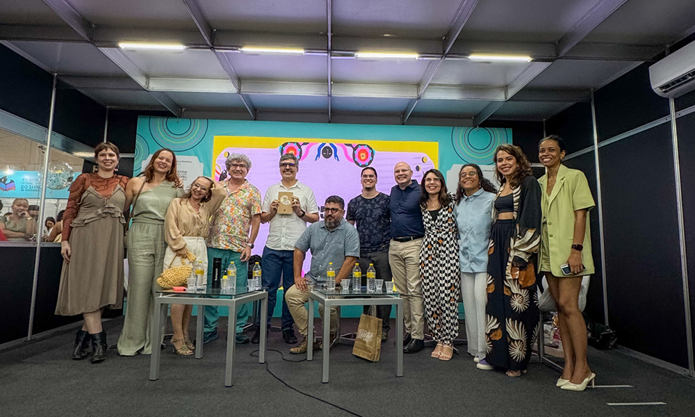 Ninguém no Mundo: Um romance a muitas mãos e essencialmente polifônico