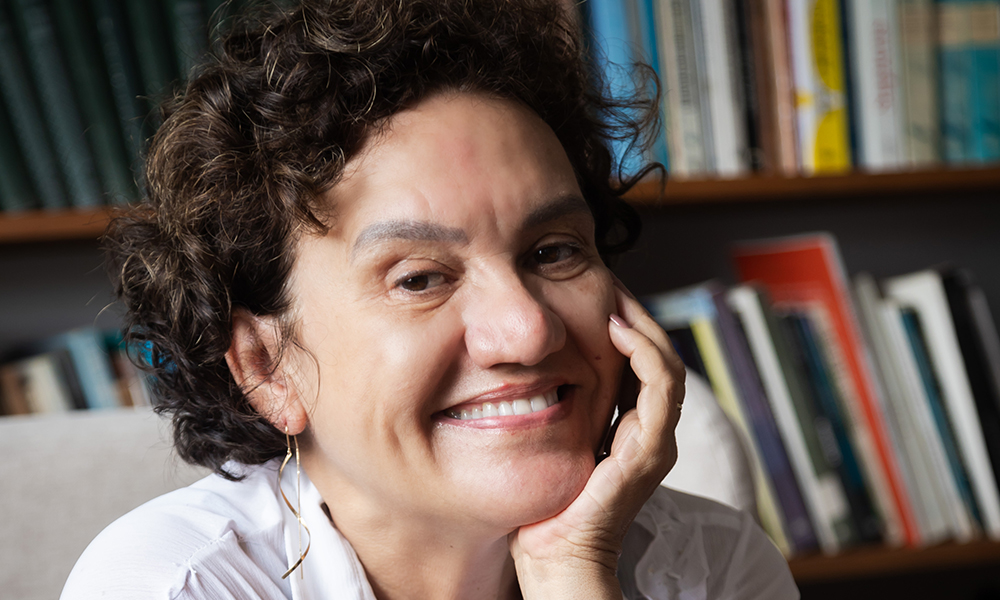 Escritora premiada, Adriana Vieira Lomar é a convidada de junho do projeto Leitura no Parque