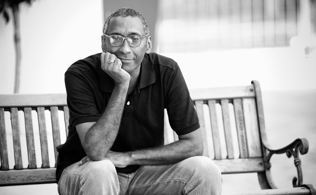 O que é ser um crítico literário negro hoje, de acordo com Ronald Augusto