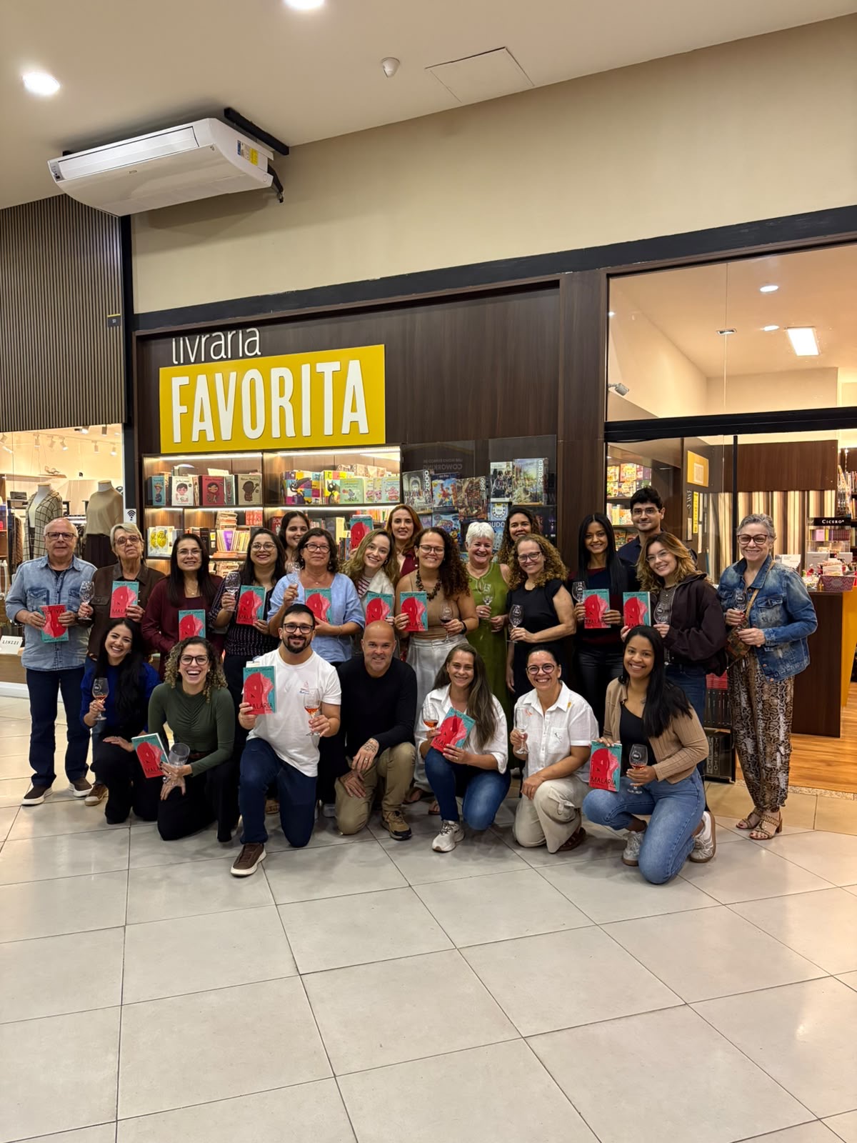 Literatura, essa fiel companheira: Livraria Favorita comemora onze anos de clube de leitura com festa e debate