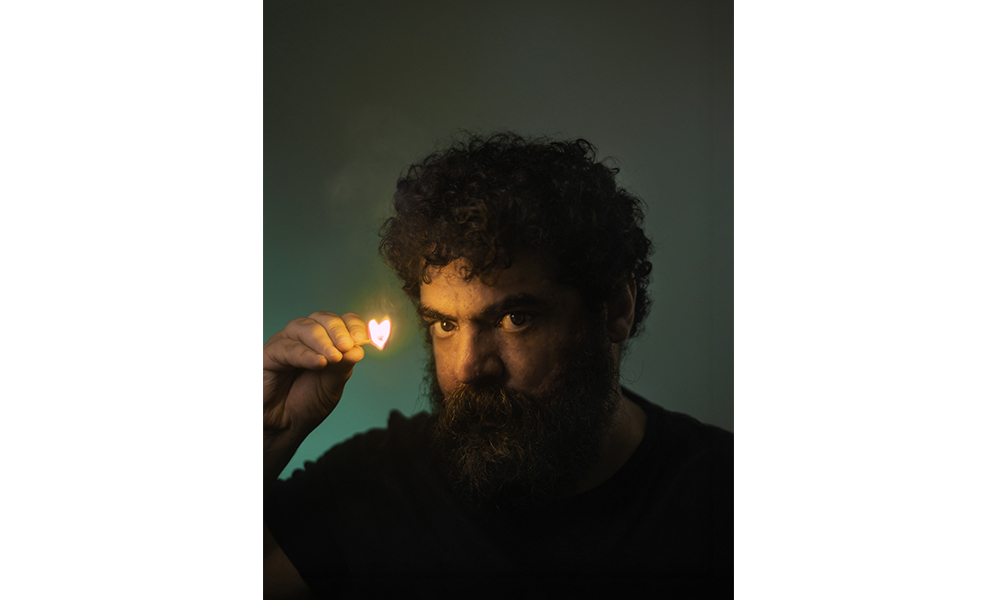Figurar um mundo desconexo: entrevista com Ismar Tirelli Neto