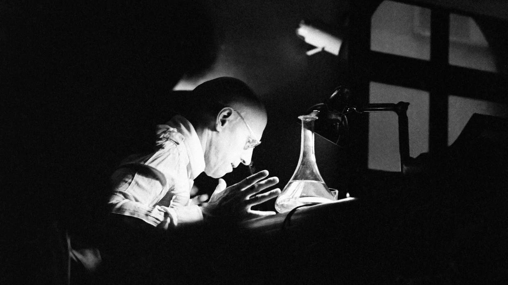 Esta icônica fotografia de Michel Foucault foi tirada pelo célebre fotógrafo belga Marc Trivier, no início da década de 80. Fonte: Librairie le feu follet, reprodução.